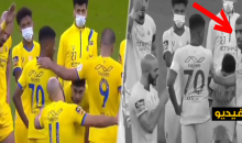 شاهد فيديو ..  لاعبو النصر “يطردون” أمرابط بعد انهزام فريقهم بنتيجة أزّمت وضعيته في ترتيب الدروي السعودي