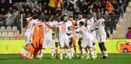 نهضة بركان يقطع شوطا نحو الفوز بلقب كأس الكونفيدرالية