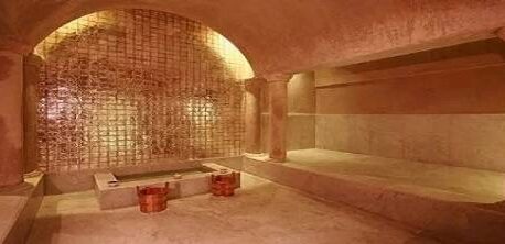 زوج يقتحم حماما نسائيا ويشعل موجة غضب واسعة