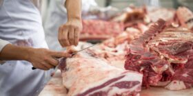 بين 120 درهم للعجل و130 للغنم.. ارتفاع صاروخي في أسعار اللحوم قبيل العيد