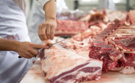 يقظة السلطات تمنع كارثة صحية.. حجز وإتلاف 400 كيلوغرام من اللحوم الفاسدة