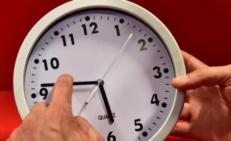 8 سنوات من المعاناة.. المغاربة يرفضون العودة لـ”ساعة رونو” بعد رمضان