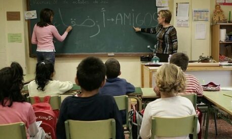 بعد قرار مدريد ومورسيا.. المغرب يطرح بدائل رقمية لتعليم العربية لأبناء الجالية بإسبانيا