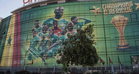 تحرك قانوني مغربي لتوثيق “مهزلة” كأس إفريقيا واتهامات للاتحاد السنغالي بخرق القوانين