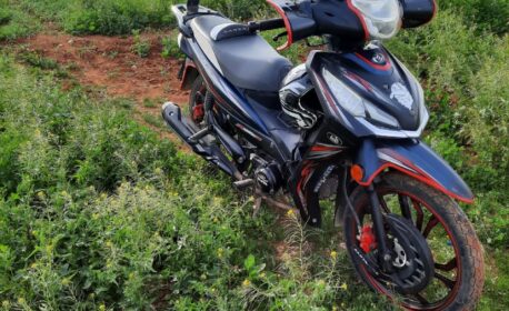 لصوص يسرقون دراجة نارية بالعروي بعد جرّها بسلسلة في جنح الظلام