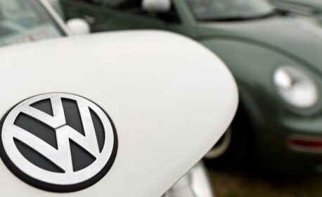 “فولكسفاغن” تقر بتوجهها نحو تصنيع مكونات لـ”القبة الحديدية” الإسرائيلية