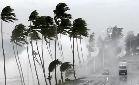 إنذار برتقالي: رياح قوية وغبار يهددان عدة مناطق بالمملكة