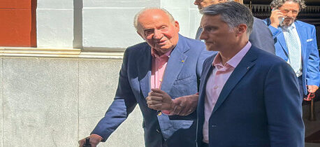 الملك السابق خوان كارلوس يعود لإسبانيا بعد سنوات من الغياب… ظهور مفاجئ يثير الجدل