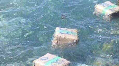 البحر يلفظ رزم مخدرات بشاطئ المهندس بالناظور