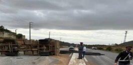 الناظور.. انفجار عجلة يتسبب في انقلاب شاحنة على الطريق الساحلية