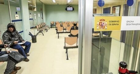 إضراب شامل بمكاتب الهجرة الإسبانية يعطل تسوية ملفات الإقامة والعمل