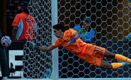 نجم الهلال السعودي يهاجم ياسين بونو -فيديو