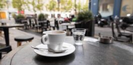 مقاهي راقية في زايو… لكن النادل خارج معايير الاحتراف : النادل يُسيء والزبون يدفع الثمن