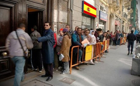 إسبانيا تحذر المغاربة: لا تدفعوا أي مبلغ لتسوية أوضاع الإقامة