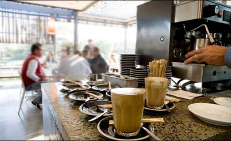 حادث مأساوي: وفاة نادل داخل مقهى على الطريق الوطنية رقم