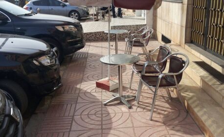 احتلال “كامل” للأرصفة بشارع محمد الخامس بزايو يثير غضب الساكنة